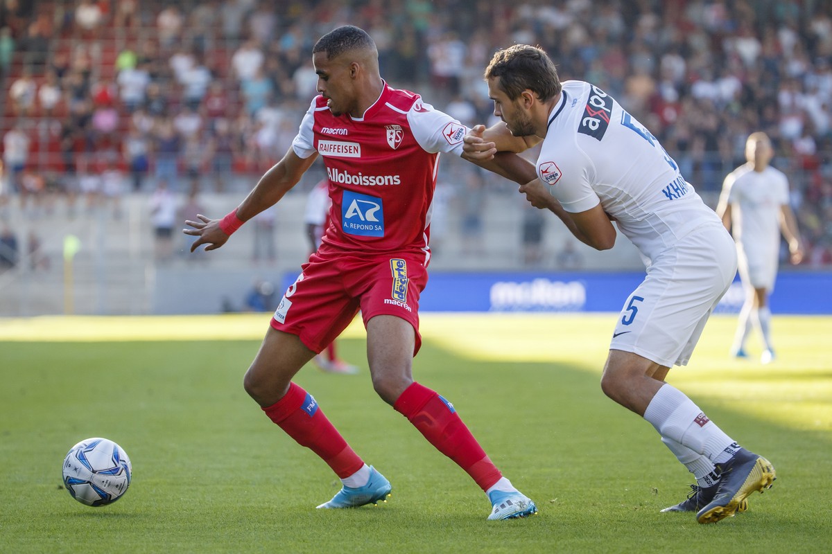 Sion's forward Yassin Fortune, left, fights for the ball with Zurich's defender Levan Kharabadze, right, during the Super League soccer match of Swiss Championship between FC Sion and FC Zue ...