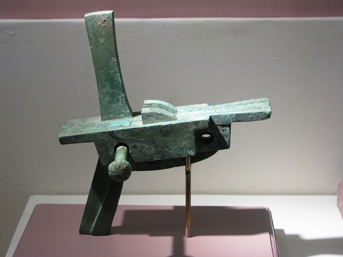 Armbrustschloss aus der chinesisch-vietnamesischen Dong-Son-Kultur aus der Zeit um 500 v. Chr.
https://de.wikipedia.org/wiki/Chinesische_Armbrust#/media/Datei:Dong_Son_crossbow_trigger.JPG