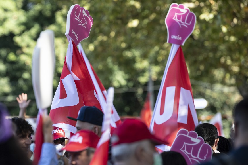 anlaesslich einer Demonstration, am Samstag, 18. September 2021, in Bern. Nach dem Motto Haende weg von unseren Renten, AHV21- so nicht, demonstrieren Teilnehmer gegen den Rentenabbau zulasten der Fra ...