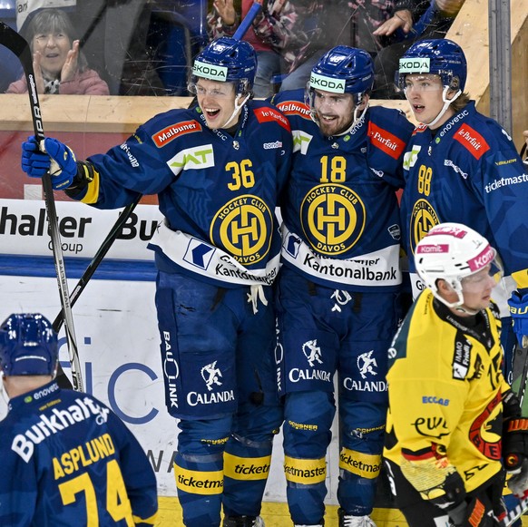 Die Davoser Simon Knak, Torschuetze Filip Zadina und Tim Minder, von links, jubeln nach dem Treffer zur 1:0 Fuehrung, im Eishockey Spiel der National League zwischen HC Davos, HCD und SC Bern, SCB, am ...