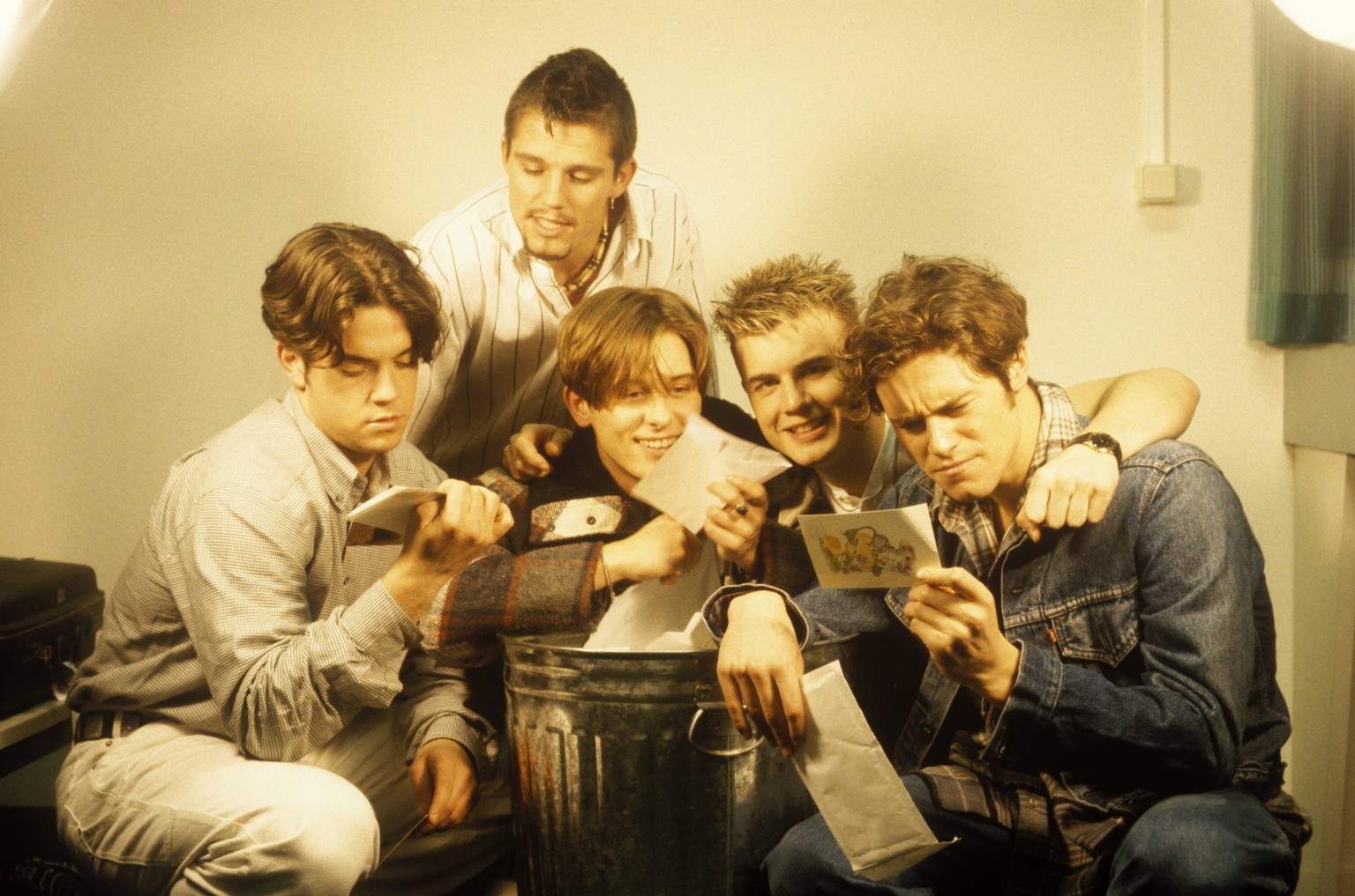 Take That und die Fanpost: (v.l.n.r) Robbie Williams, Jason Orange, Mark Owen, Gary Barlow, Howard Donald, 1993.