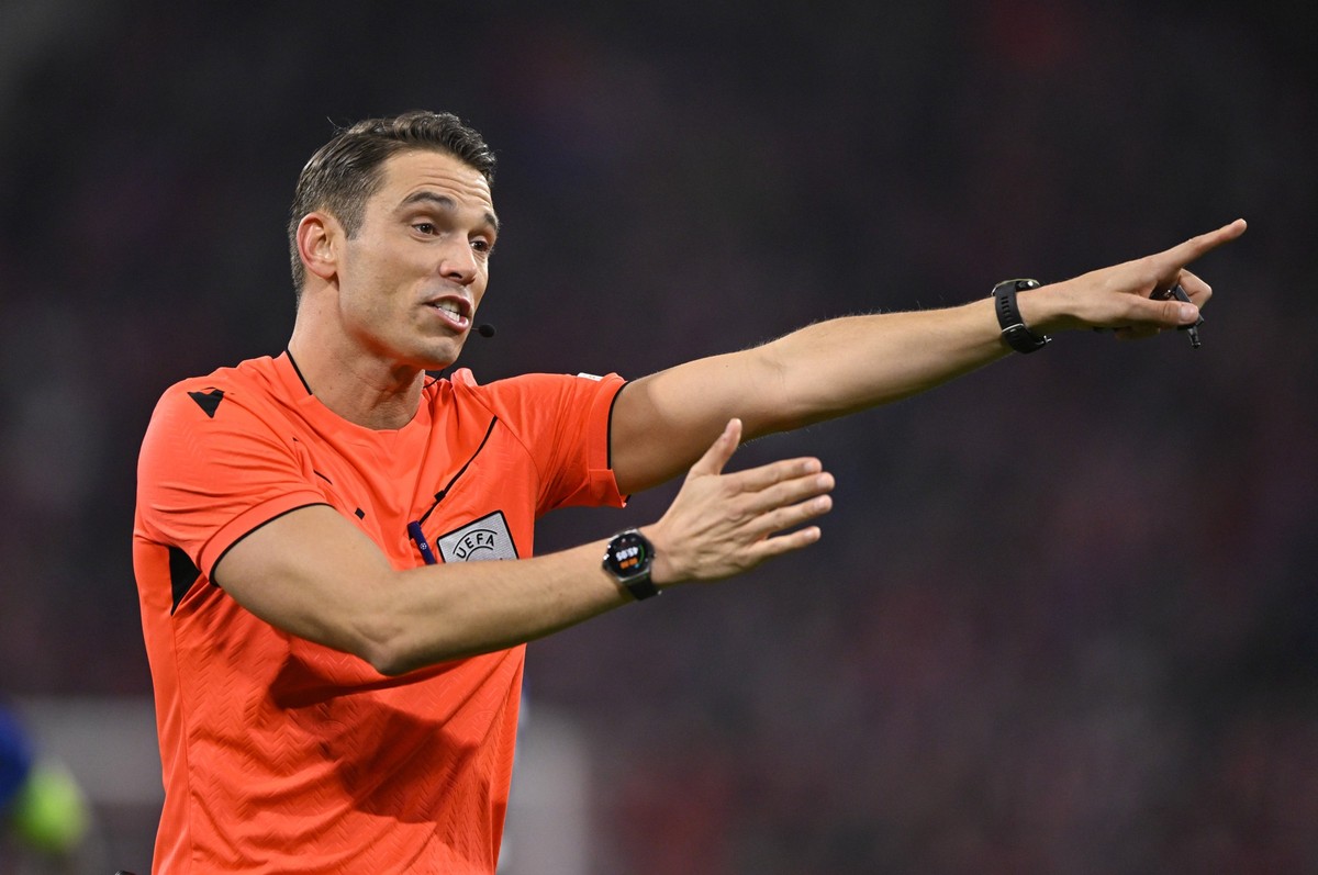 Schiedsrichter Referee Sandro Schaerer SUI Gestik Geste FC Bayern Muenchen FCB vs FC Inter Mailand Internazionale Milano Viertelfinale Hinspiel 08.04.2025 DFL REGULATIONS PROHIBIT ANY USE OF PHOTOGRAP ...