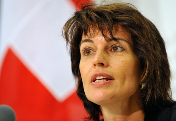 Bundesraetin Doris Leuthard kommuniziert die Beschluesse des Bundesrates zur Volksinitiative &quot;Fuer ein Verbot von Kriegsmaterial-Exporten&quot; am Mittwoch, 27. August 2008 in Bern. (KEYSTONE/ Lu ...