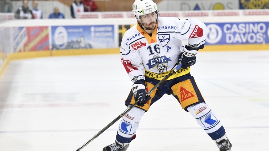 Raphael Diaz von Zug, beim vierten Playoff-Halbfinalspiel der National League A zwischen dem HC Davos und EV Zug, am Dienstag, 28. Maerz 2017, in der Vaillant Arena in Davos. (KEYSTONE/Gian Ehrenzelle ...