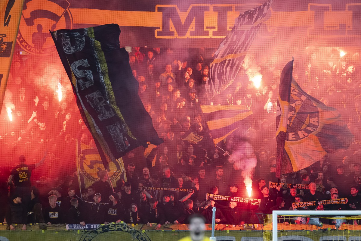 Young Boys, YB, Fans jubeln mit Pyro nach ein Tor zum 2-1 von Cedric Itten (YB), im Fussball Meisterschaftsspiel der Swiss Super League zwischen dem BSC Young Boys und dem FC St. Gallen, im Stadion Wa ...