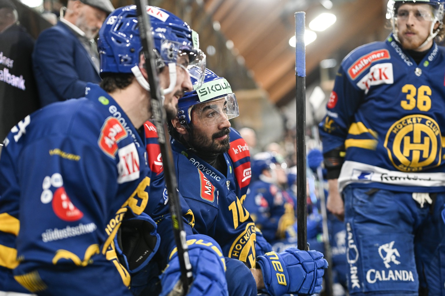 Marc Wieser (HCD), links, und Andres Ambuehl (HCD), beim sechsten Eishockey Playoff Halbfinalspiel der National League zwischen dem HC Davos, HCD, und den ZSC Lions, ZSC, am Donnerstag, 10 April 2025, ...