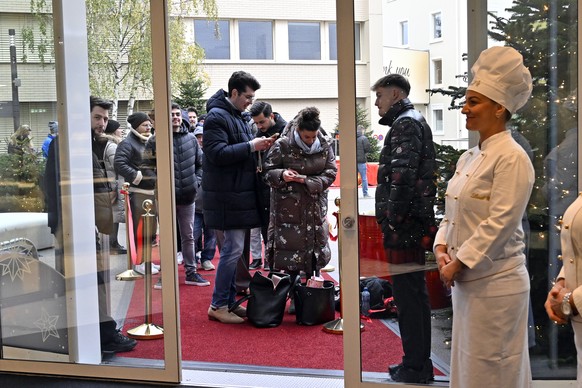 Menschen warten auf den Einlass vor dem Lindt Museum in Kilchberg am Samstag, 16. November 2024. Am Samstag ist eine auf 500 Stueck limitierte Auflage der handgefertigten Schokoladenkreation in den Ve ...
