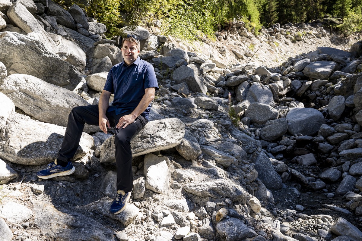 Markus Stoffel, Professeur a l'Universite de Geneve et directeur de la chaire AXA pour les risques de catastrophes en montagne, pose devant le torrent "Ritigraben" lors d'une visit ...