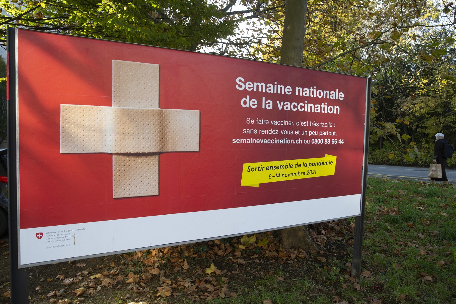 Une affiche de l&#039;Office federal de la sante publique (OFSP) annoncant la semaine nationale de la vaccination du COVID 19 est photographiee, ce vendredi 5 novembre 2021 a Geneve. (KEYSTONE/Salvato ...