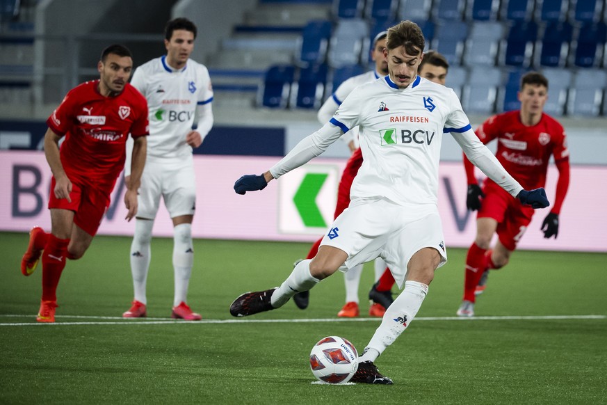 L&#039;attaquant lausannois Aldin Turkes, marque le premier but sur penalty lors de la rencontre du championnat de football de Super League entre le FC Lausanne-Sport, LS, et le FC Vaduz le mercredi 2 ...