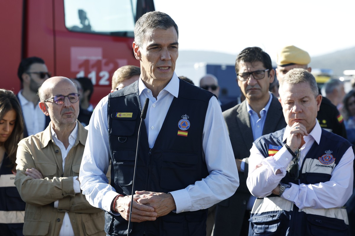 epaselect epa13337000 Spanish Prime Minister Pedro Sanchez (C), next to the President of Castilla-La Mancha Emiliano Garcia-Page (R), makes statements to the media at the scene of a collision between  ...