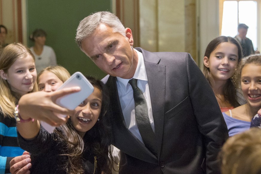 ZUM ANGEKUENDIGTEN RUECKTRITT VON BUNDESRAT DIDIER BURKHALTER PER DIENSTAG, 31. OKTOBER 2017, STELLEN WIR IHNEN FOLGENDES BILDMATERIAL ZUR VERFUEGUNG - Eine Schuelerin macht ein Foto mit sich und Bund ...