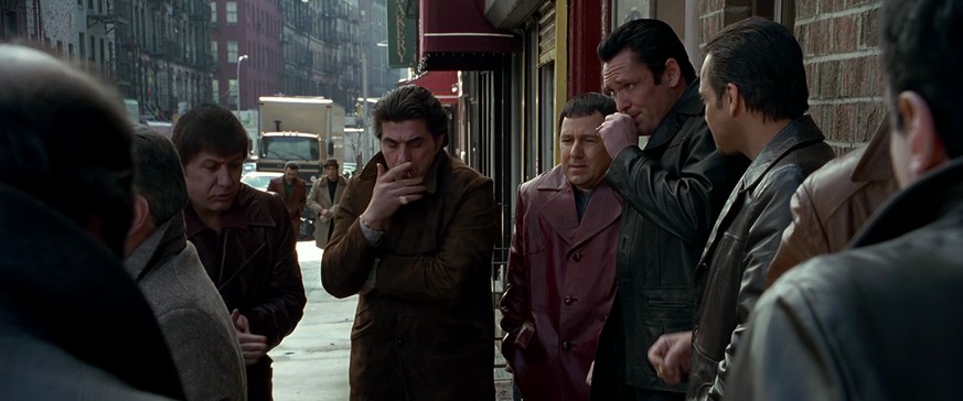 Mafioso in Mänteln in der New Yorker Kälte – ein klassisches Bild.