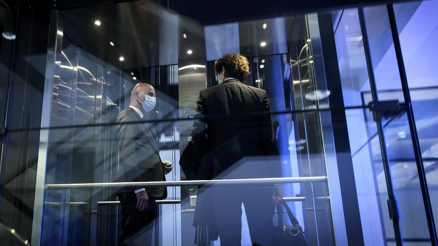 Bundesrat Alain Berset, links, spricht mit EDI Kommunikationschef Peter Lauener, rechts, nach einer Medienkonferenz des Bundesrates, am Mittwoch, 11. November 2020, im Medienzentrum Bundeshaus in Bern ...