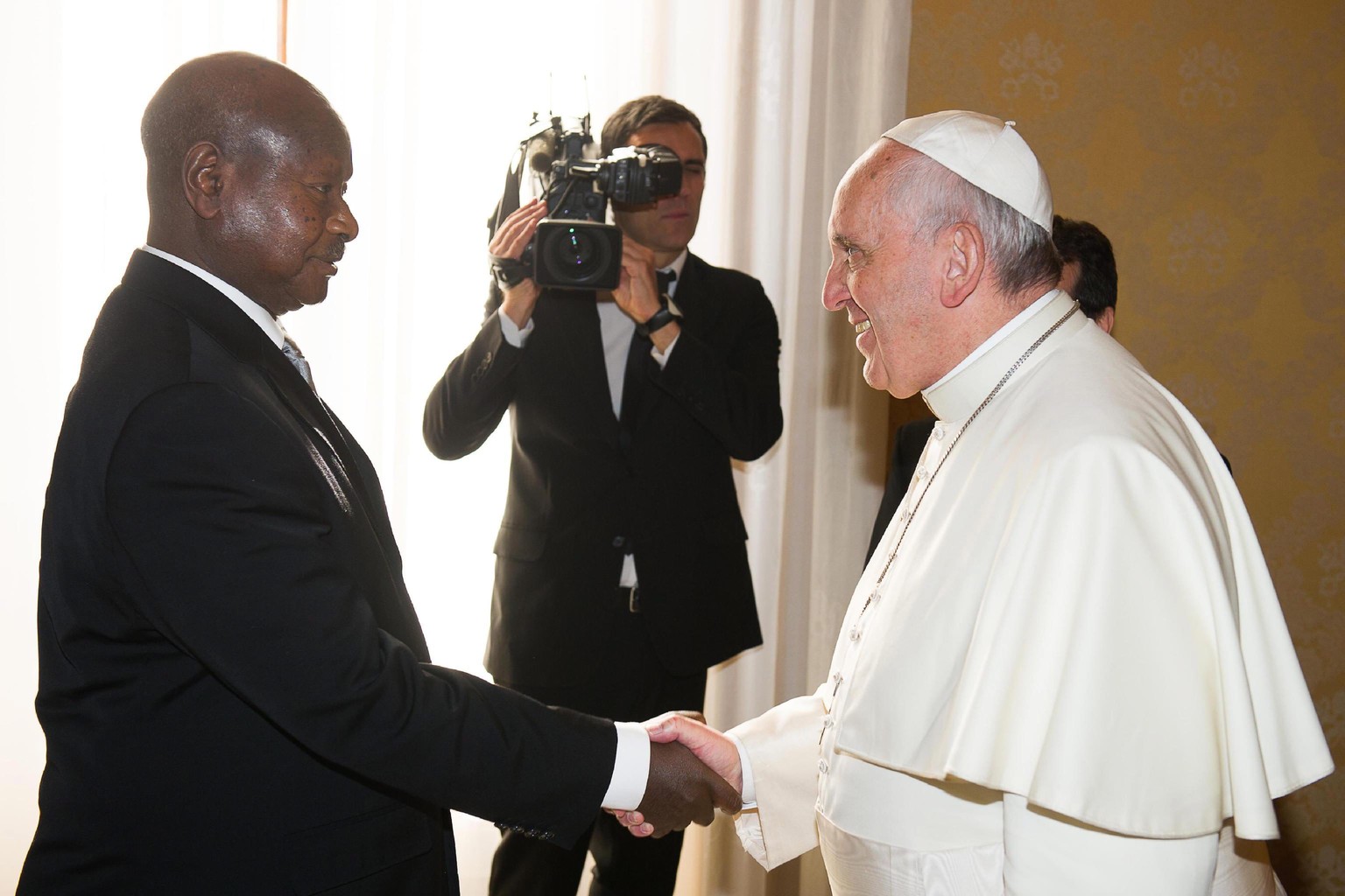 Papst Franziskus begrüsst Ugandas Präsident Museveni bei einer Audienz im Vatikan.&nbsp;