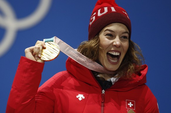 Gold medalist in the women&#039;s combined Michelle Gisin, of Switzerland, poses during the medals ceremony at the 2018 Winter Olympics in Pyeongchang, South Korea, Thursday, Feb. 22, 2018.(AP Photo/P ...