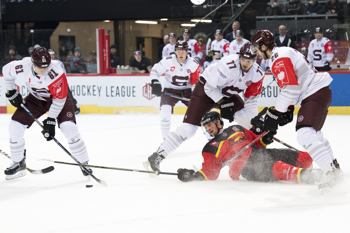 Sparta's Lukas Klimek, Miroslav Forman, Richard Nedomlel, Bern's Tristan Scherwey and Sparta's Juraj Mikus, from left, fight for the puck, during the Champions Hockey League quarter fin ...