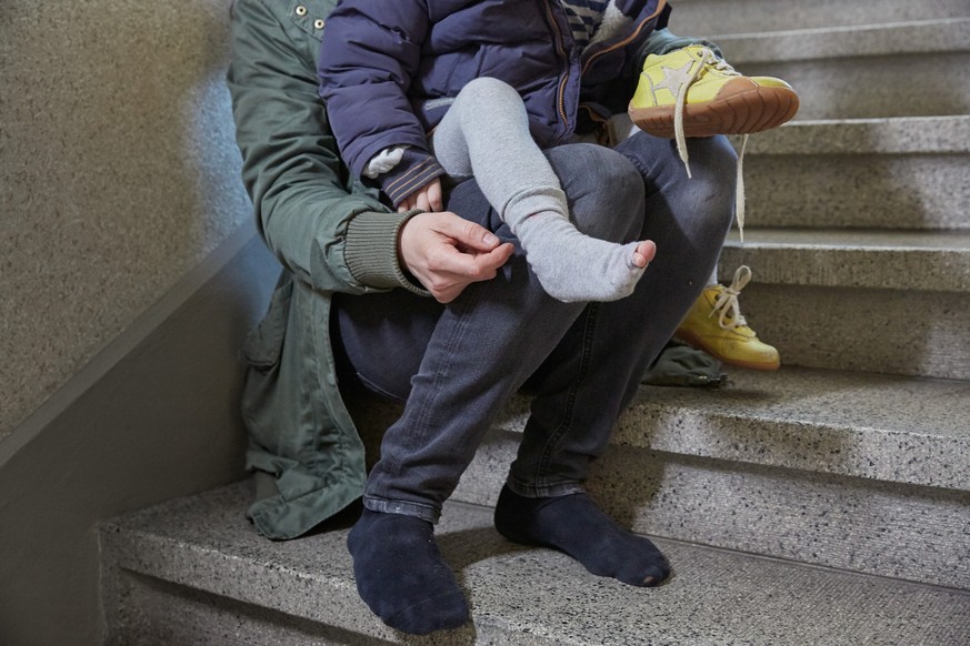 ZUR THEMATIK DER VON ARMUT BETROFFENEN ALLEINERZIEHENDEN MUETTER UND IHRER KINDER, SCHICKEN WIR IHNEN HEUTE, DONNERSTAG, 12.05.2016, FOLGENDE FINGIERTE UND GESTELLTE BILDSERIE --- [Symbolic Image, Sta ...