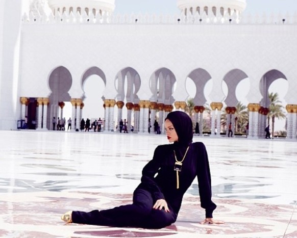 Rihanna vor der Scheich-Zayid-Moschee im Oktober 2013.