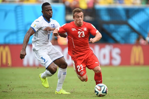 Xherdan SHAQIRI (SUI),Maynor FIGUEROA (HON),Aktion,Zweikampf. Honduras (HON)-Schweiz (SUI) 0-3. Vorrunde Gruppe E, Spiel 41, am 2506.2014 in Manaus. Fussball Weltmeisterschaft 2014.

Xherdan Shaqiri ...