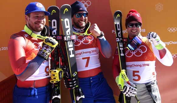 epa06526581 A handout photo made available by the International Skiing Federation (FIS) shows winner Aksel Lund Svindal of Norway, second placed Kjetil Jansrud (L) of Norway and third placed Beat Feuz (R) of Switzerland after the Men's Downhill race at the Jeongseon Alpine Centre during the PyeongChang 2018 Olympic Games, South Korea, 15 February 2018.  EPA/FIS HANDOUT  HANDOUT EDITORIAL USE ONLY/NO SALES
