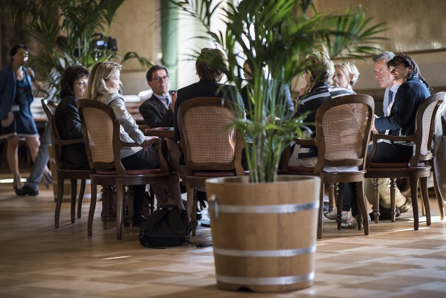 Eine Diskussionsrunde in der Wandelhalle des Nationalrats, an der Herbstsession der Eidgenoessischen Raete, am Dienstag, 13. September 2016 im Nationalrat in Bern. (KEYSTONE/Alessandro della Valle)