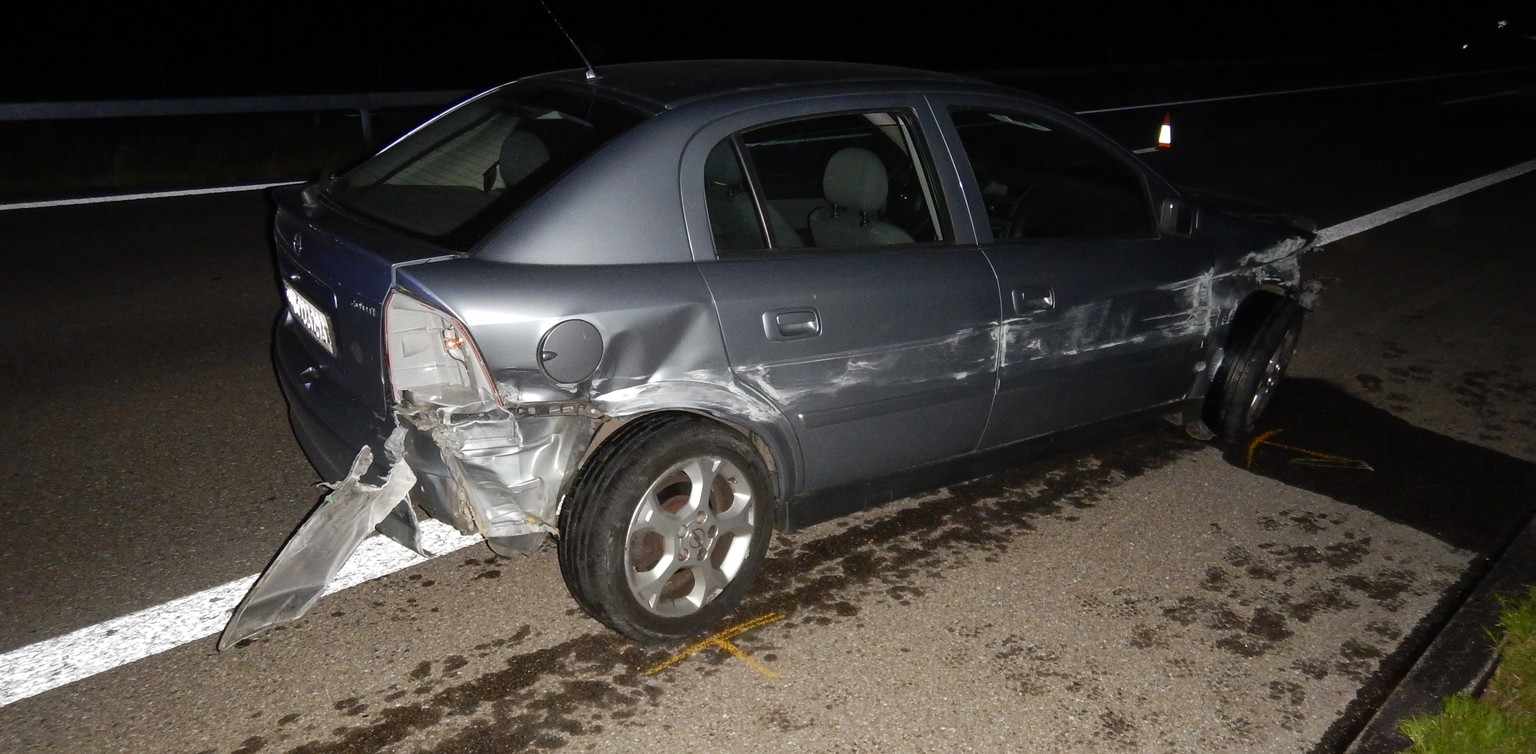 Das Auto und die Mittelleitplanke wurden beim Unfall beschädigt.