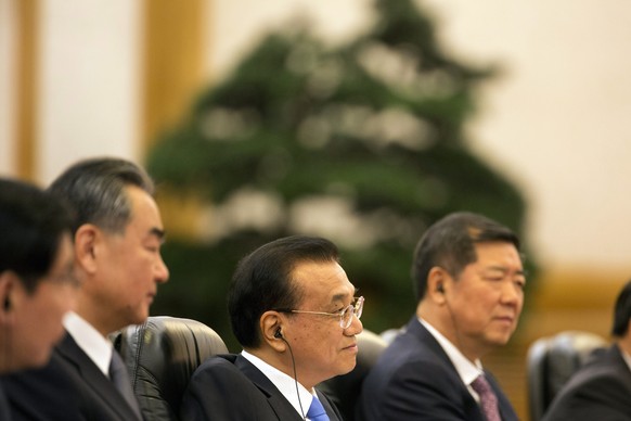 Premier Li Keqiang (mitte).