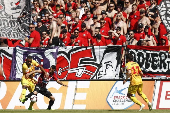 Aaraus Varol Tasar, rechts, im Kampf mit Neuenburgs Geoffroy Serey Die, im Barrage Rueckspiel zwischen dem FC Aarau und Neuchatel Xamax FCS, am Sonntag 2. Juni 2019, im Stadion Bruegglifeld in Aarau.  ...