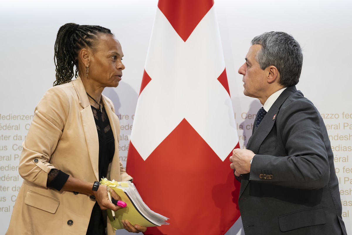 Bundesrat Ignazio Cassis, rechts, spricht mit Patricia Danzi, Direktorin der Direktion fuer Entwicklung und Zusammenarbeit (DEZA), links, nach einer Medienkonferenz ueber die Botschaft zur Strategie d ...
