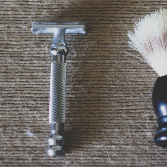 Rasierer
https://pixabay.com/en/razor-blade-brush-soap-shaving-2620183/