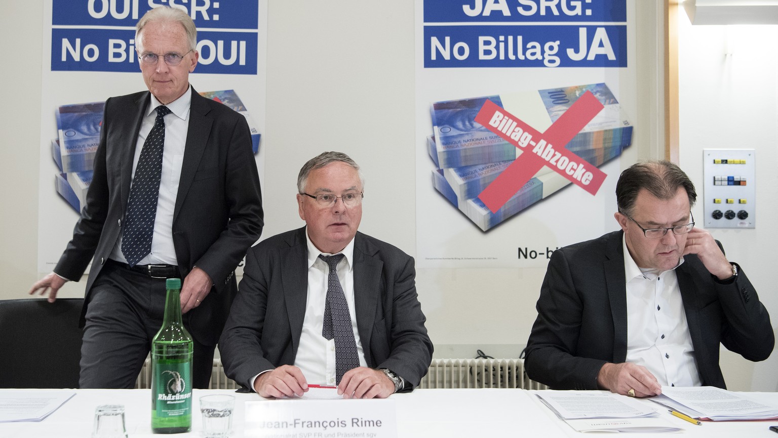 CAPTION CORRECTION --- Hans-Ulrich Bigler, Nationalrat SVP-ZH und Direktor Schweizerischer Gewerbeverband SGV, Jean-Francois Rime, Nationalrat SVP-FR und Praesident Schweizerischer Gewerbeverband SGV  ...