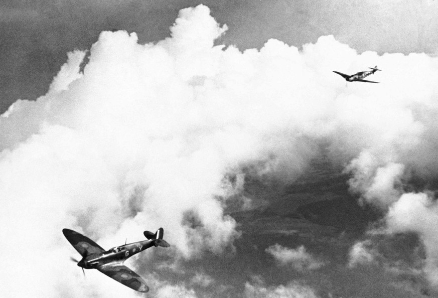 Legendäre Dogfights: In der Luftschlacht um England duellierten sich Messerschmitts (rechts hinten) mit Spitfires.&nbsp;