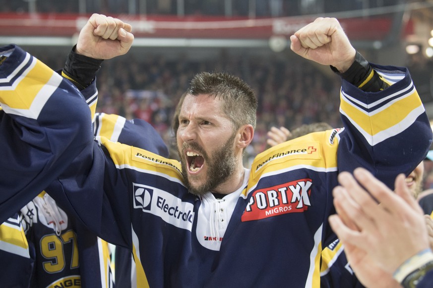 Langenthals Brent Kelly feiert den NLB Meistertitel, nach dem siebten Playoff-Finalspiel der National League B zwischen dem SC Langenthal und dem SC Rapperswil-Jona Lakers, am Dienstag, 4. April 2017, ...