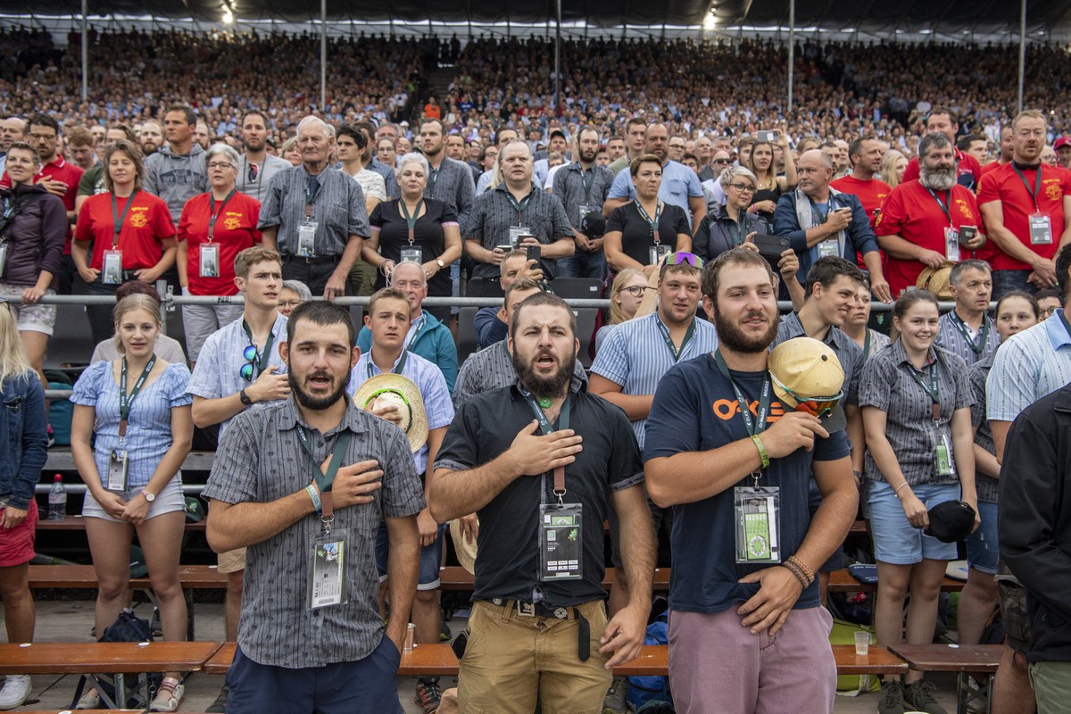 Schwinger Fans bei der Schweizer Nationalhymne vor dem 1. Gang am Eidgenoessischen Schwing- und Aelplerfest (ESAF) in Pratteln, am Samstag, 27. August 2022. (KEYSTONE/Urs Flueeler).