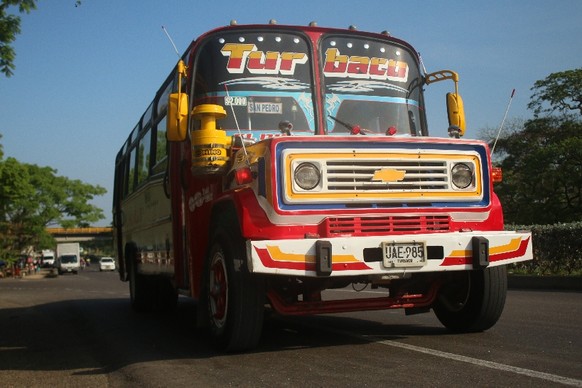 S wie Simpsons-Schulbusse: Am Stadtrand von Cartagena fahren innerhalb weniger Minuten diese farbenfrohen US-Schulbusse an uns vorbei...