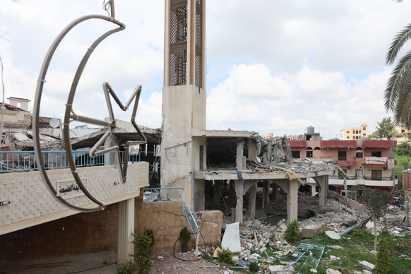 epa12904936 A mosque that was damaged in an Israeli airstrike in Jibchit village, southern Lebanon, 21 April 2026. Israel and Lebanon have agreed to a 10-day ceasefire, which went into effect at midni ...