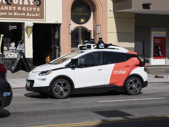 epa10875985 An autonomous Cruise vehicle weaves its way through traffic in the North Beach district in San Francisco, California, USA, September 21, 2023. City of San Francisco officials, fire chief and…