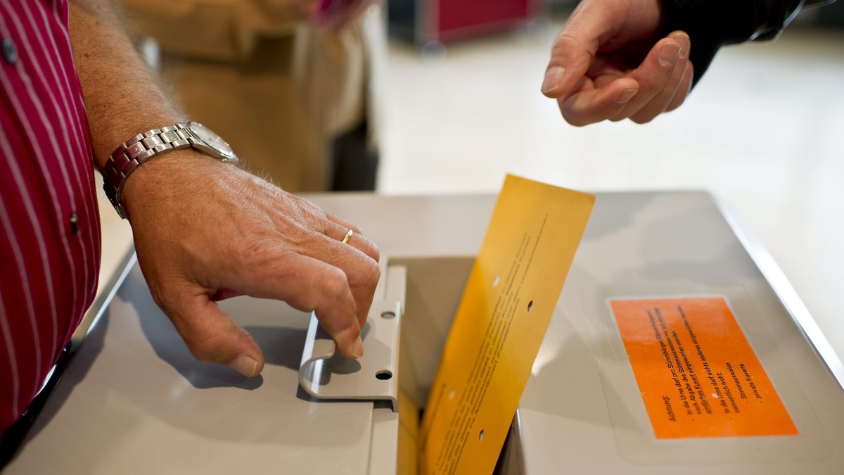 ARCHIVBILD - ZUR NACHBEFRAGUNG ZUM NEIN DER REFORM DER ALTERSVORSORGE 2020 VOM SONNTAG, 24. SEPTEMBER 2017, STELLEN WIR IHNEN FOLGENDES BILDMATERIAL ZUR VERFUEGUNG --- Eine Frau wirft ihren Abstimmung ...