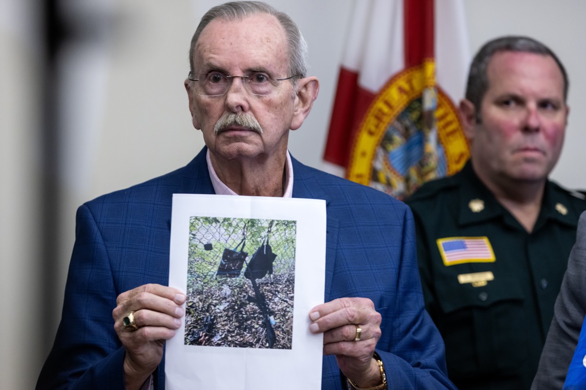 epa11606772 West Palm Beach Sheriff Task Force Contact Sheriff Ric L. Bradshaw shows a picture of an AK-style rifle with a scope, and bags found by the Secret Service at the Trump International Golf C ...