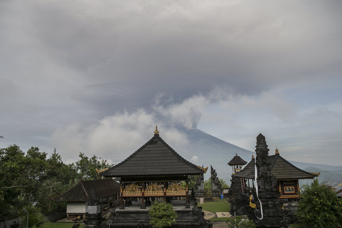 epa06353162 The Mount Agung volcano spews hot volcanic ash, as seen from Datah, Karangasem, Bali, Indonesia, 27 November 2017. According to media reports, the Indonesian national board for disaster ma ...