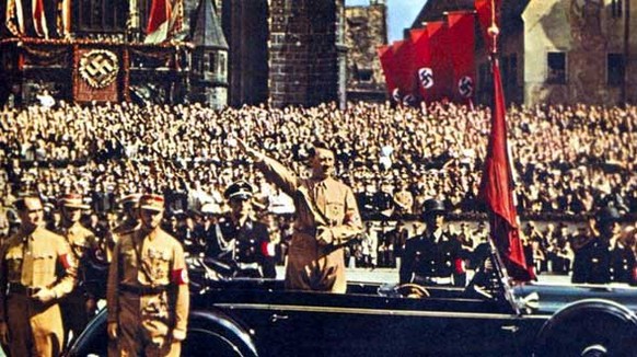 Erdoğan spricht sich vor über 1 Million Menschen für die Todesstrafe aus
hmmm... alles so rot, menschenmassen die komplett verblöded einem wahnsinnigen nacheifern. an... was... erinnert.. mich... das. ...