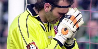 Goalie Tomislav Piplica fällt der Ball auf den Kopf und von dort fliegt er ins Tor