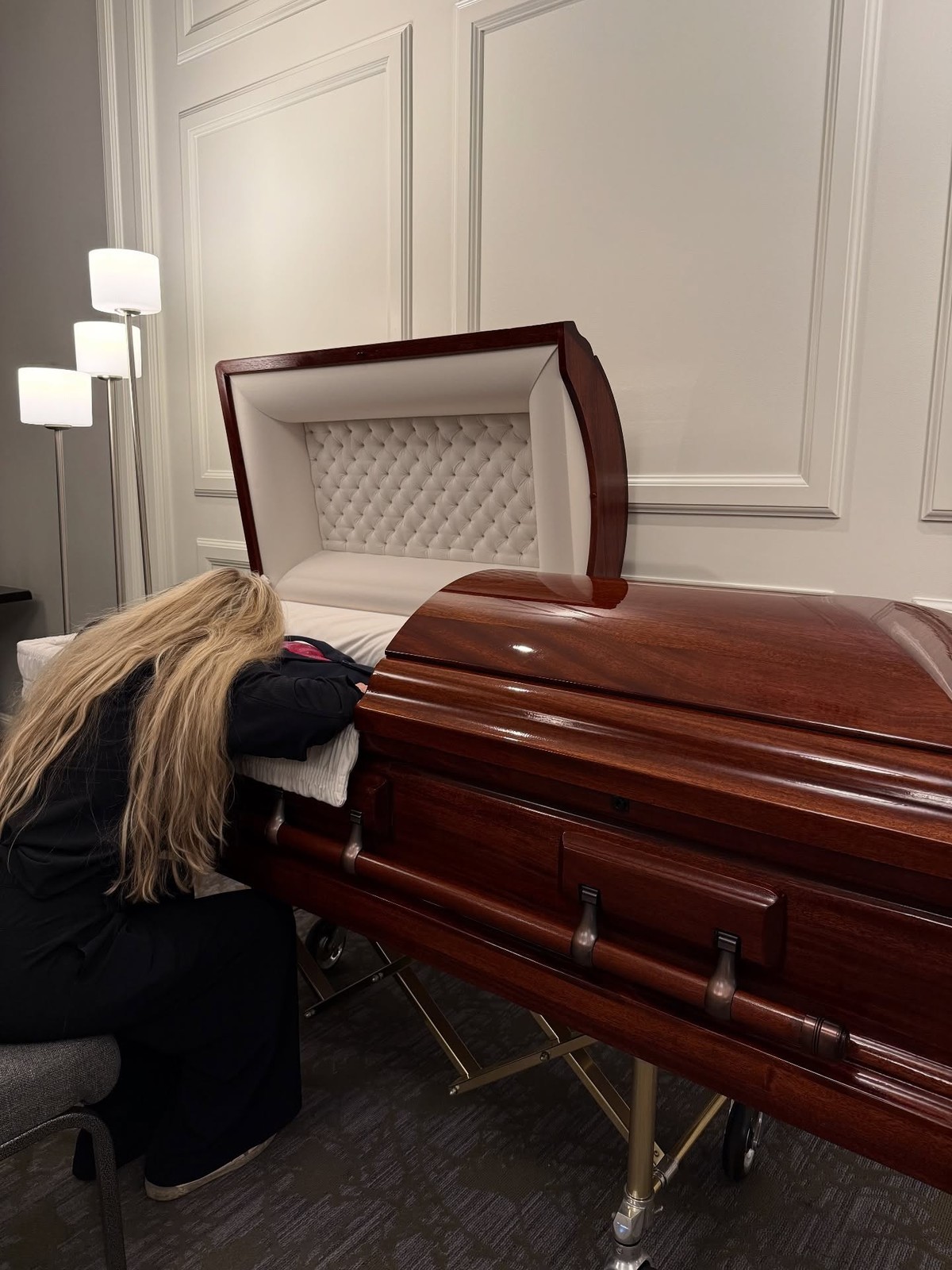 Erika Kirk, penchée sur le cercueil de son mari, a posté le cliché sur son compte Instagram.