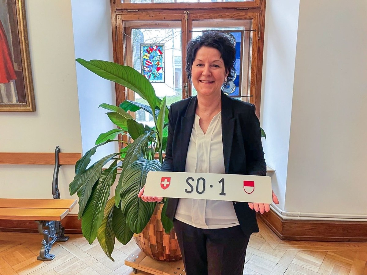 La cheffe du gouvernement cantonal soleurois avec la plaque SO-1