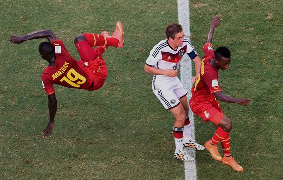 Philipp Lahm im Ghana-Sandwich.