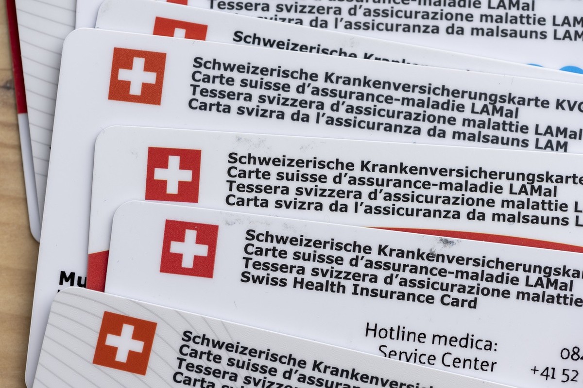 [Symbolbild] Verschiedene Schweizer Krankenversicherungskarten, fotografiert am Dienstag, 25. April 2023 in Bern. (KEYSTONE/Christian Beutler)