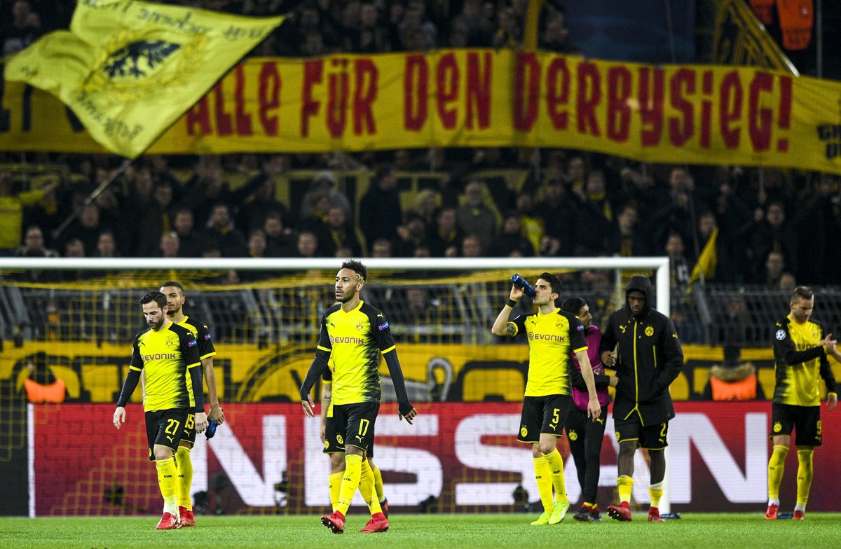 epa06343034 Dortmund's players react after losing the UEFA Champions League Group H soccer match between Borussia Dortmund and Tottenham Hotspur in Dortmund, Germany, 21 November 2017. EPA/SASCHA ...