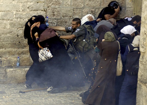 Zusammenstösse zwischen israelischen Polizisten und muslimischen Demonstranten in der Altstadt von Jerusalem.