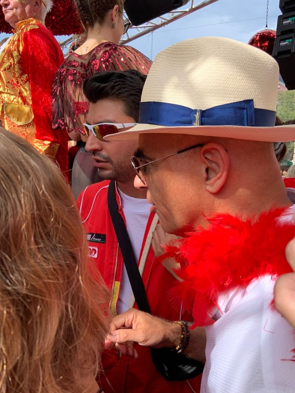 Bundesrat Alain Berset mit roter Federboa an der Street Parade 2023.